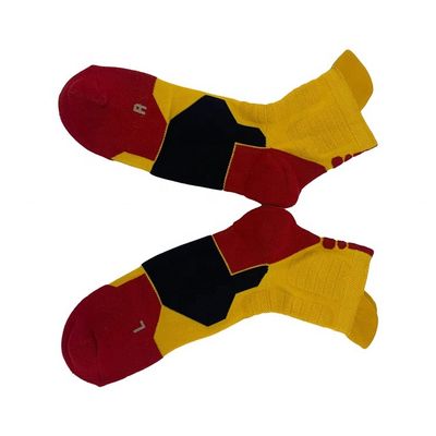 Calzini di bellezza asciutti veloci e traspiranti per uomini Logo personalizzato Stile regolare Calzini di presa atletica