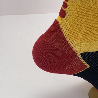 Calzini di bellezza asciutti veloci e traspiranti per uomini Logo personalizzato Stile regolare Calzini di presa atletica