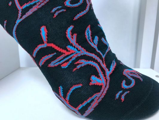 Calzini lunghi per uomo realizzati con 5% di spandex e con disegno colorato