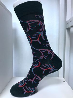 Calzini lunghi per uomo realizzati con 5% di spandex e con disegno colorato