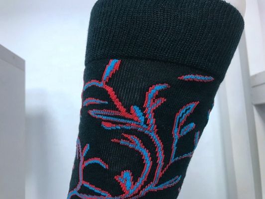 Calzini lunghi per uomo realizzati con 5% di spandex e con disegno colorato