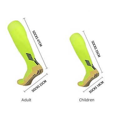 Funzione antiscivolo Calzini da calcio per bambini con materiale spessa e strisce alti al ginocchio