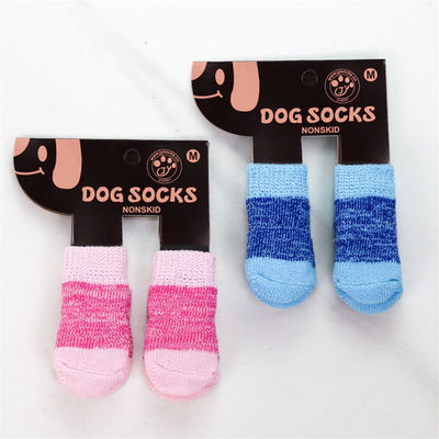 Restate alla moda e accoglienti con questi calzini rosa/blu per cani, un must per l'inverno