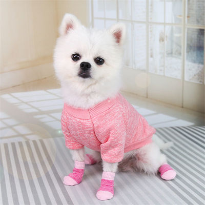 Restate alla moda e accoglienti con questi calzini rosa/blu per cani, un must per l'inverno