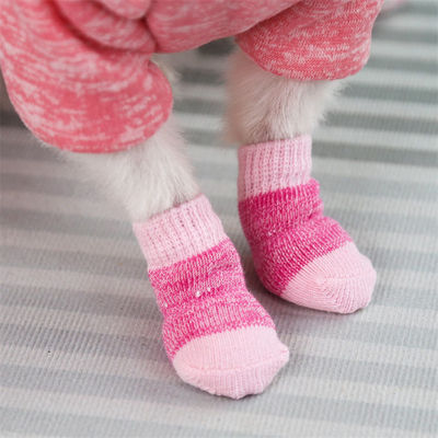 Restate alla moda e accoglienti con questi calzini rosa/blu per cani, un must per l'inverno