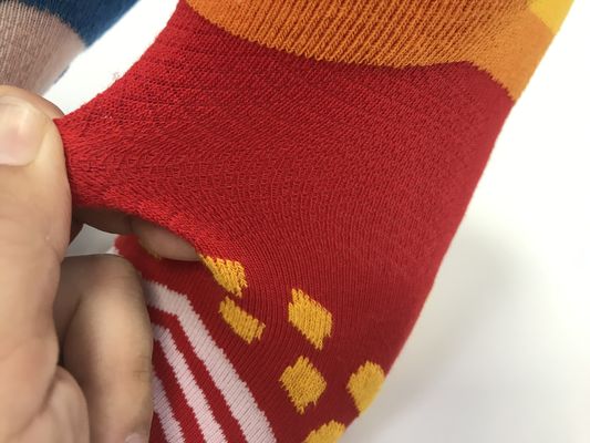 Calzini sportivi da uomo con stampa multicolore e altri metodi di stampa