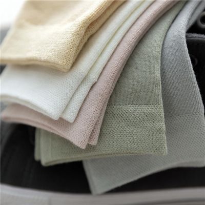 Spessore standard Modello solido Fibra di bambù Calzini morbidi antiscivolo per donne di moda